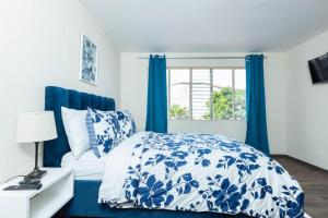 a blue and white bedroom with a bed and a window at Young Bed&Breakfast in San José