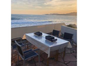 einen Tisch mit Stühlen und Meerblick in der Unterkunft Seaside Hotel Geibousou - Vacation STAY 92572v in Shima