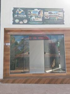 ポンテ・アウタ・ド・トカンティンスにあるPousada JF tourの火の看板を持つ店頭