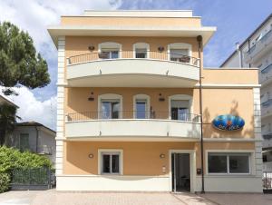 un immeuble d'appartements avec un balcon rond dans l'établissement Residence Del Sole, à Rimini