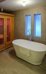 Ванна кімната в Helmet club - Vacation STAY 27489v