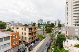 una vista aérea de una calle de la ciudad con edificios en Avila Suites, en San Juan