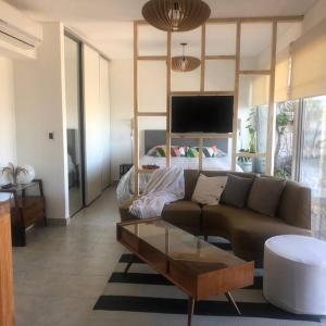 a living room with a couch and a coffee table at El Monoambiente mas lindo de Haedo con Cochera y Balconazo in Mariano J. Haedo