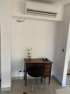 a desk with a chair in a room with a fan at El Monoambiente mas lindo de Haedo con Cochera y Balconazo in Mariano J. Haedo