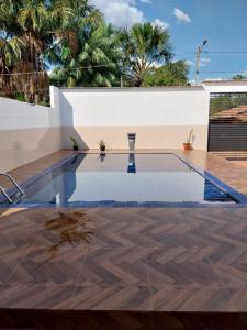 托坎廷斯州蓬蒂阿爾塔的住宿－Pousada JF tour，棕榈树房子里的一个空游泳池
