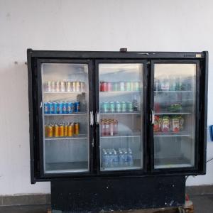 um frigorífico cheio de bebidas e refrigerantes em Pousada JF tour em Ponte Alta do Tocantins