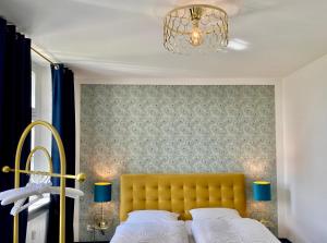1 dormitorio con 1 cama grande y cabecero amarillo en FeWo Art Deco, en Zittau
