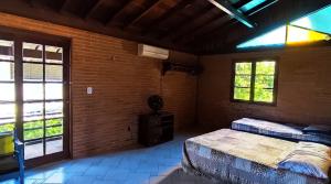 1 dormitorio con 1 cama en una pared de ladrillo en CASA CAMPESTRE COM PISCINA en Cabedelo