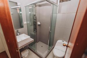 Ένα μπάνιο στο Hotel Los Reyes +91 φωτογραφίες