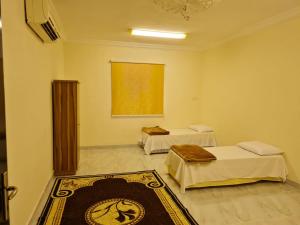 Ein Bett oder Betten in einem Zimmer der Unterkunft النسر الازرق