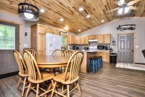 uma cozinha e sala de jantar com uma mesa de madeira e cadeiras em Turtle Flambeau Flowage Retreat em Mercer