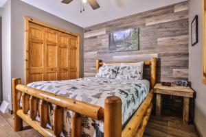 um quarto com uma cama e uma parede de madeira em Turtle Flambeau Flowage Retreat em Mercer