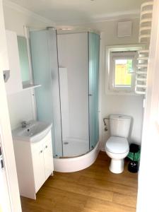 W łazience znajduje się prysznic, toaleta i umywalka. w obiekcie Bungalow Camping Jacuzzi & Sauna w Solinie