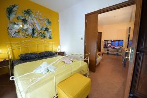 ein Schlafzimmer mit einem gelben Bett und einer gelben Wand in der Unterkunft AMALFI luxury APARTMENT in Komotiní