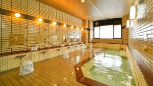 - une grande salle de bains avec une piscine d'eau dans l'établissement Hotel Omiya - Vacation STAY 81533v, à Miyako