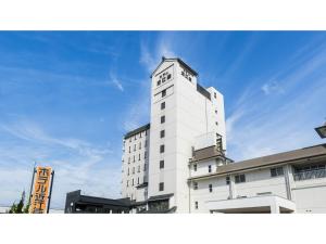 Un bâtiment blanc avec une horloge en haut dans l'établissement Hotel Omiya - Vacation STAY 81533v, à Miyako