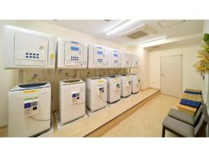 une rangée de lave-linge dans une pièce dans l'établissement Hotel Omiya - Vacation STAY 81533v, à Miyako