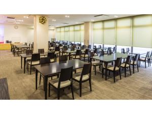 d'une salle à manger avec des tables et des chaises. dans l'établissement Hotel Omiya - Vacation STAY 81533v, à Miyako