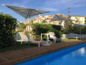 une personne assise dans une chaise à côté d'une piscine dans l'établissement Albergo Ristorante Cavaliere, à Caselle in Pittari