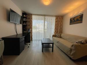 un soggiorno con divano e tavolo di Apartamento con Piscina en Golf del Sur a San Miguel de Abona