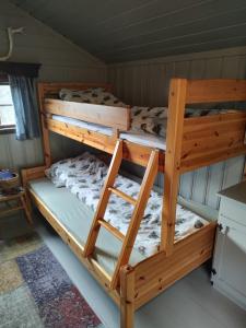pokój z łóżkiem piętrowym z 2 łóżkami piętrowymi w obiekcie Fjord peace w mieście Skodje