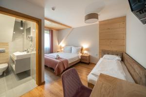 a hotel room with a bed and a bathroom at Noclegi Na Brzegu in Szaflary