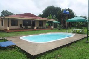 - une piscine dans la cour d'une maison dans l'établissement Quinta familiar de recreo , Pet friendly, 