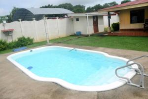 ein großer Pool in einem Hof neben einem Haus in der Unterkunft Quinta familiar de recreo , Pet friendly 