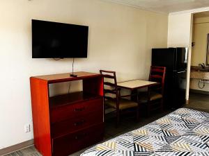 une chambre d'hôtel avec un lit, une table et une télévision dans l'établissement Fort Worth TX Downtown East, à Fort Worth