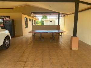 - une table de ping-pong à l'intérieur d'un garage dans l'établissement Quinta familiar de recreo , Pet friendly, 