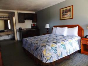 une chambre d'hôtel avec un lit et une cuisine dans l'établissement Fort Worth TX Downtown East, à Fort Worth