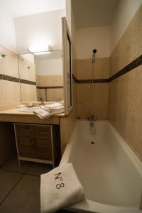 un bagno con vasca e lavandino di STUDIO HORIZON LE GOSIER sans coupure d'eau a Le Gosier Altre 16 foto