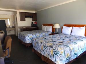 ein Hotelzimmer mit zwei Betten und einer Küche in der Unterkunft Fort Worth TX Downtown East in Fort Worth