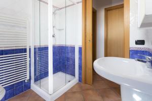 La salle de bains est pourvue d'une douche, d'un lavabo et de toilettes. dans l'établissement Residence Del Sole, à Rimini