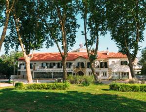 un edificio con muchos árboles delante de él en Estalagem Santa Iria Hotel & Spa, en Tomar