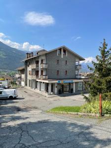 un gran edificio con un coche aparcado en un aparcamiento en La Fiorita Aosta en Aosta