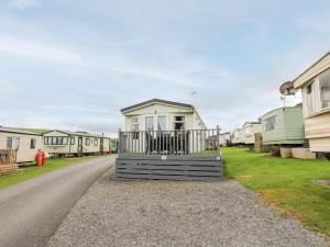 une rangée de mobile homes sur une route dans l'établissement Bryn Vista, à Aberystwyth