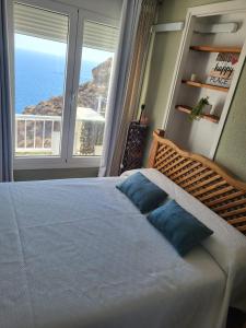 una camera con letto e vista sull'oceano di Horizonte Azul a Almería