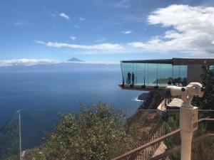 personas de pie en una terraza con vistas al océano en Casa Rural El Patio Agulo, en Agulo