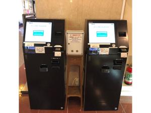 dos máquinas expendedoras sentadas una al lado de la otra en Hotel Sekumiya - Vacation STAY 21687v en Obama