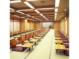 un aula vacía con filas de mesas y sillas en Hotel Sekumiya - Vacation STAY 21687v, en Obama
