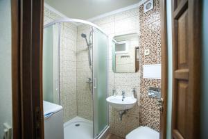 リヴィウにあるRomantic Suite, 3mins to Rynok Squareのバスルーム(シャワー、トイレ、シンク付)
