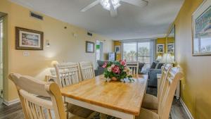 comedor y sala de estar con mesa y sillas en Destin on the Gulf 201 - Beach Front Property, en Destin
