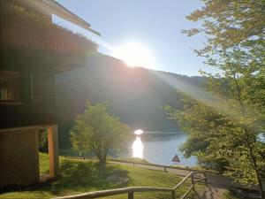 Cette maison offre une vue sur le lac. dans l'établissement Appartamento Isa, à Tarvisio