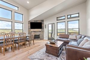 una sala de estar con un sofá y una mesa en Minutes to Park City, en Heber City