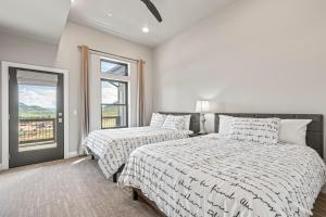Un dormitorio blanco con dos camas y una ventana. en Minutes to Park City, en Heber City