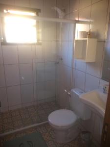 聖佩德羅達塞拉的住宿－Chalés da Serra，白色的浴室设有卫生间和水槽。
