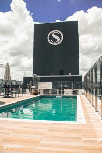 a swimming pool on the roof of a building at Loft com vista para Vila Germânica 603 in Blumenau