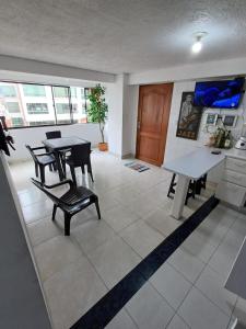 een woonkamer met een tafel en stoelen. bij Apartamento Central En La Zona De Cable Plaza in Manizales