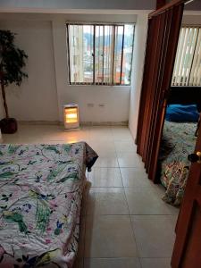 a bedroom with a bed and a light on the floor at Apartamento Central En La Zona De Cable Plaza in Manizales